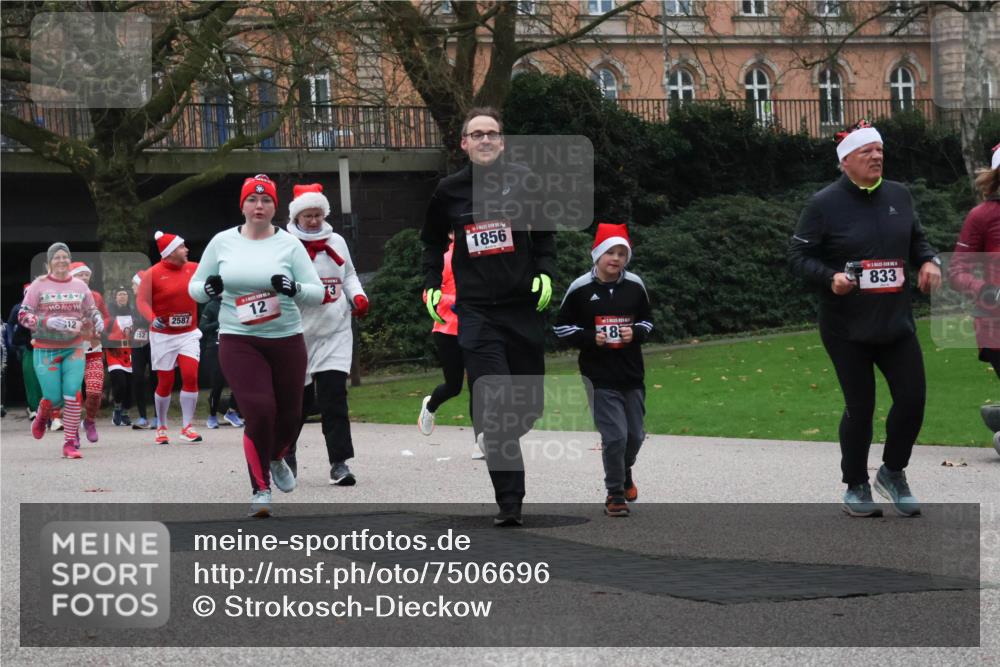 08.12.2024 - St. Pauli X-Mass-Run No. 14 Strokosch-Dieckow http://msf.ph/oto/7506696 08.12.2024 09:43:28 Laufen 12, 152, 2587, 12, 1856, 8, 833 meine-sportfotos.de