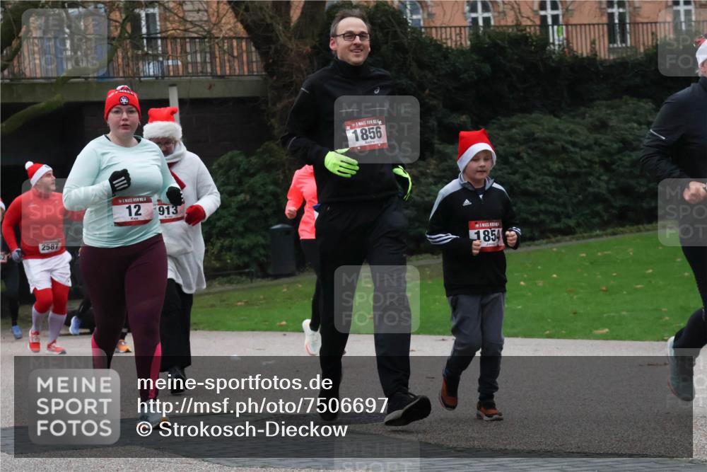 08.12.2024 - St. Pauli X-Mass-Run No. 14 Strokosch-Dieckow http://msf.ph/oto/7506697 08.12.2024 09:43:28 Laufen 2587, 14, 12, 913, 1856, 1854 meine-sportfotos.de