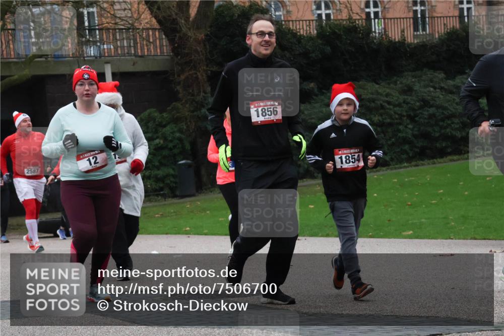 08.12.2024 - St. Pauli X-Mass-Run No. 14 Strokosch-Dieckow http://msf.ph/oto/7506700 08.12.2024 09:43:28 Laufen 2587, 12, 1856, 1854 meine-sportfotos.de