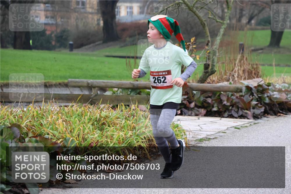 08.12.2024 - St. Pauli X-Mass-Run No. 14 Strokosch-Dieckow http://msf.ph/oto/7506703 08.12.2024 10:49:00 Laufen 14, 262 meine-sportfotos.de