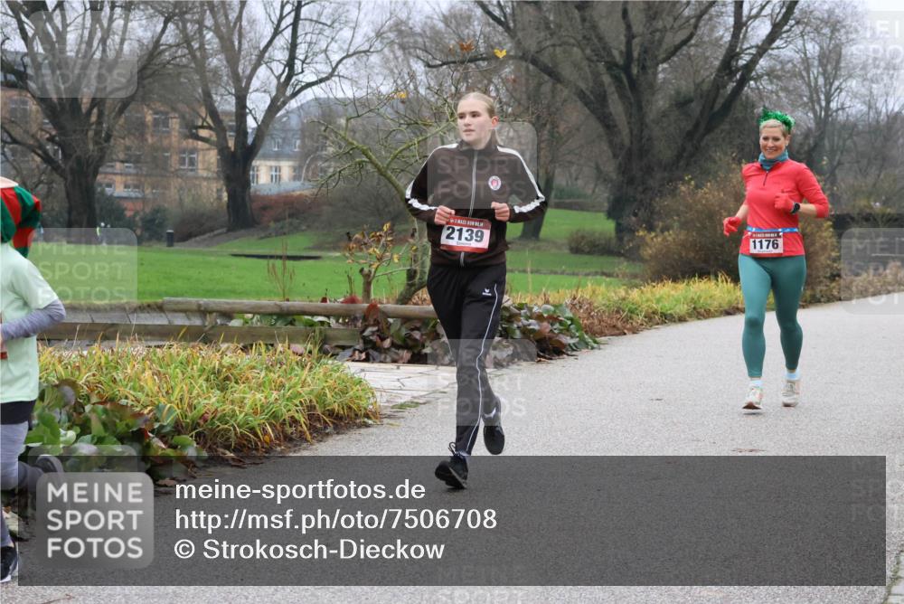 08.12.2024 - St. Pauli X-Mass-Run No. 14 Strokosch-Dieckow http://msf.ph/oto/7506708 08.12.2024 10:49:02 Laufen 2139, 1176 meine-sportfotos.de
