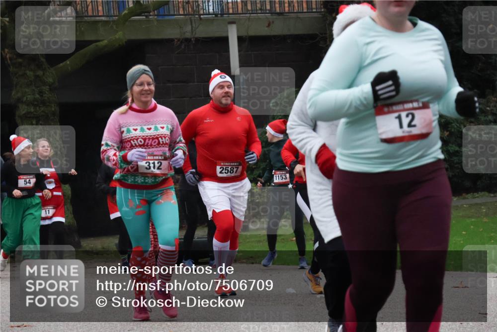 08.12.2024 - St. Pauli X-Mass-Run No. 14 Strokosch-Dieckow http://msf.ph/oto/7506709 08.12.2024 09:43:29 Laufen 54, 11, 312, 2587, 1153, 12 meine-sportfotos.de