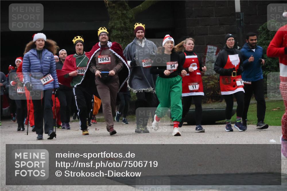 08.12.2024 - St. Pauli X-Mass-Run No. 14 Strokosch-Dieckow http://msf.ph/oto/7506719 08.12.2024 09:43:31 Laufen 1183, 1251, 286, 2843, 2888, 54, 11 meine-sportfotos.de
