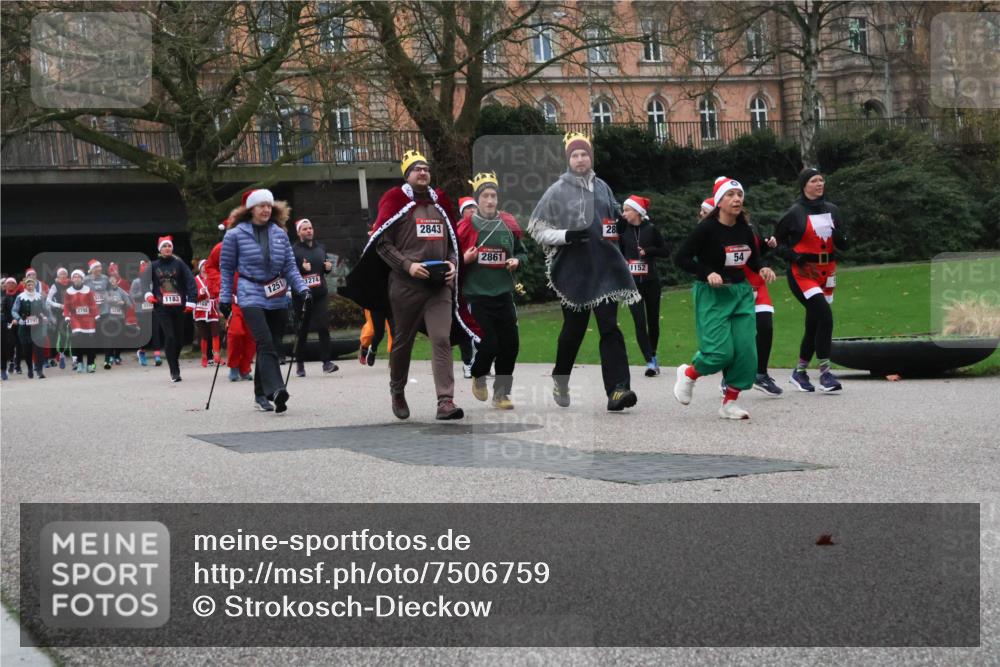 08.12.2024 - St. Pauli X-Mass-Run No. 14 Strokosch-Dieckow http://msf.ph/oto/7506759 08.12.2024 09:43:35 Laufen 1183, 2798, 169, 1251, 1274, 2843, 2861, 28, 1152, 54 meine-sportfotos.de