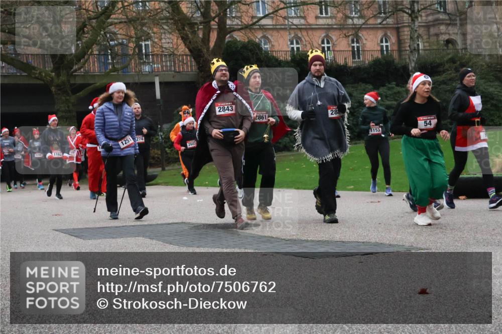 08.12.2024 - St. Pauli X-Mass-Run No. 14 Strokosch-Dieckow http://msf.ph/oto/7506762 08.12.2024 09:43:36 Laufen 3200, 3289, 1183, 169, 1251, 274, 2603, 2843, 2861, 28, 54, 1153 meine-sportfotos.de