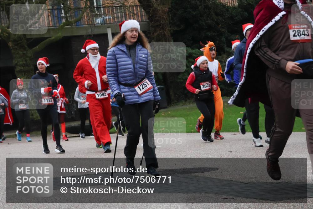 08.12.2024 - St. Pauli X-Mass-Run No. 14 Strokosch-Dieckow http://msf.ph/oto/7506771 08.12.2024 09:43:37 Laufen 1183, 230, 3289, 1092, 1251, 2603, 2843 meine-sportfotos.de