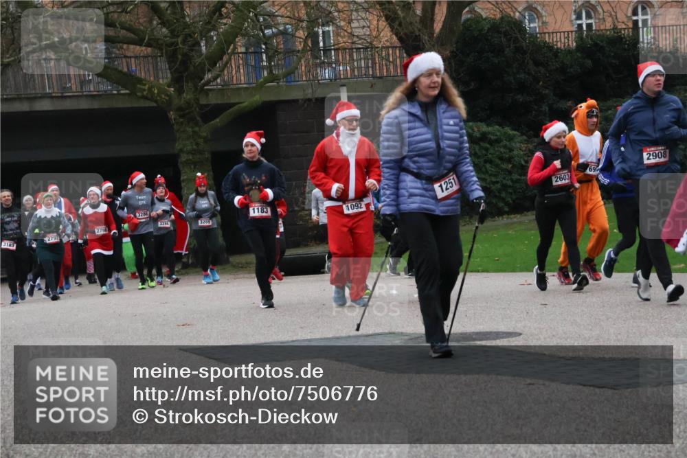 08.12.2024 - St. Pauli X-Mass-Run No. 14 Strokosch-Dieckow http://msf.ph/oto/7506776 08.12.2024 09:43:37 Laufen 3183, 2797, 2798, 3286, 3288, 1183, 1251, 3289, 1092, 2603, 69, 2908 meine-sportfotos.de