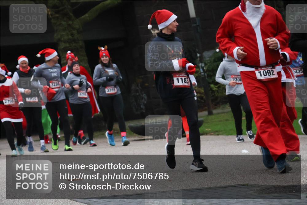 08.12.2024 - St. Pauli X-Mass-Run No. 14 Strokosch-Dieckow http://msf.ph/oto/7506785 08.12.2024 09:43:38 Laufen 2798, 1058, 3286, 3288, 3289, 1, 1183, 2306, 1092, 435 meine-sportfotos.de
