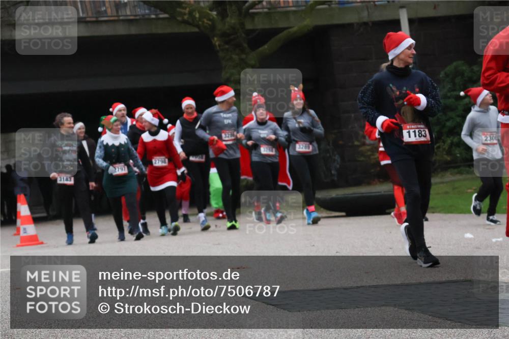 08.12.2024 - St. Pauli X-Mass-Run No. 14 Strokosch-Dieckow http://msf.ph/oto/7506787 08.12.2024 09:43:39 Laufen 2798, 2797, 3183, 3286, 3269, 1183, 2306 meine-sportfotos.de