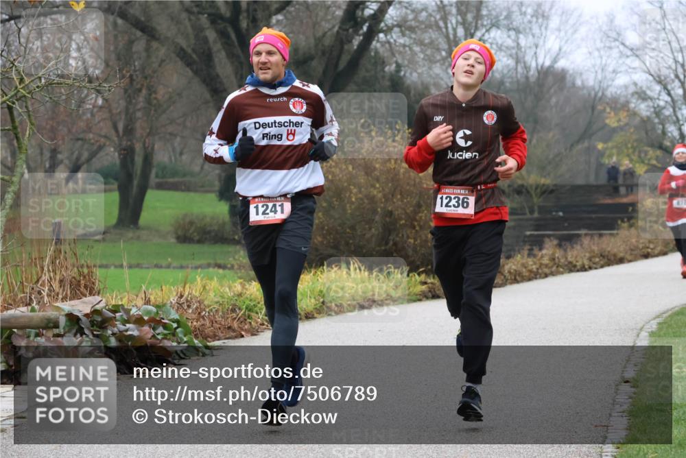 08.12.2024 - St. Pauli X-Mass-Run No. 14 Strokosch-Dieckow http://msf.ph/oto/7506789 08.12.2024 10:49:23 Laufen 14, 1241, 14, 1236 meine-sportfotos.de