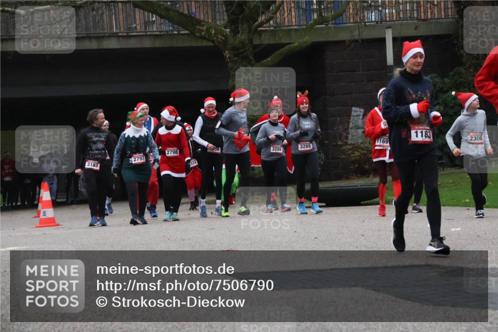 08.12.2024 - St. Pauli X-Mass-Run No. 14 Strokosch-Dieckow http://msf.ph/oto/7506790 08.12.2024 09:43:39 Laufen 3123, 3183, 286, 2798, 2797, 1169, 3289, 3288, 6911, 1183, 2306 meine-sportfotos.de