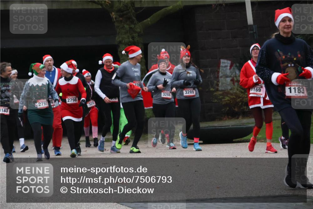 08.12.2024 - St. Pauli X-Mass-Run No. 14 Strokosch-Dieckow http://msf.ph/oto/7506793 08.12.2024 09:43:39 Laufen 3183, 228, 2797, 2798, 3288, 3289, 328, 1169, 1169, 1183 meine-sportfotos.de