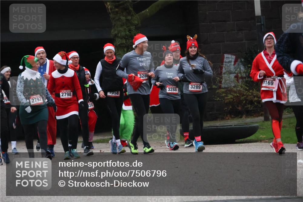 08.12.2024 - St. Pauli X-Mass-Run No. 14 Strokosch-Dieckow http://msf.ph/oto/7506796 08.12.2024 09:43:39 Laufen 295, 2797, 2798, 1058, 28, 3286, 3288, 3289, 1169, 1169 meine-sportfotos.de