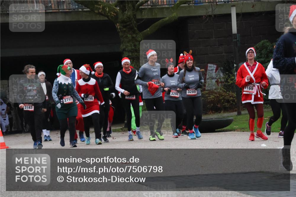 08.12.2024 - St. Pauli X-Mass-Run No. 14 Strokosch-Dieckow http://msf.ph/oto/7506798 08.12.2024 09:43:39 Laufen 937, 3183, 2797, 2798, 1058, 3286, 3288, 3289, 1169, 1169 meine-sportfotos.de