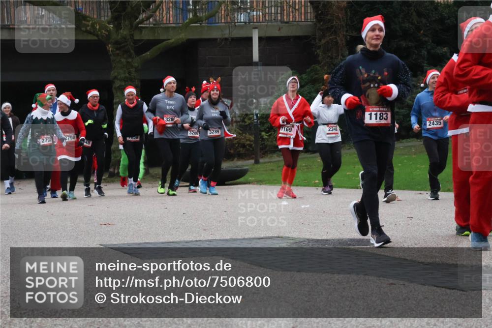 08.12.2024 - St. Pauli X-Mass-Run No. 14 Strokosch-Dieckow http://msf.ph/oto/7506800 08.12.2024 09:43:40 Laufen 2797, 2798, 48, 3286, 3288, 3289, 1169, 1169, 2346, 1183, 2435 meine-sportfotos.de