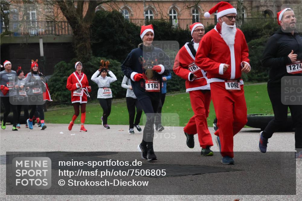 08.12.2024 - St. Pauli X-Mass-Run No. 14 Strokosch-Dieckow http://msf.ph/oto/7506805 08.12.2024 09:43:40 Laufen 3286, 3288, 3289, 1169, 119, 2346, 1183, 1167, 1092, 1274 meine-sportfotos.de