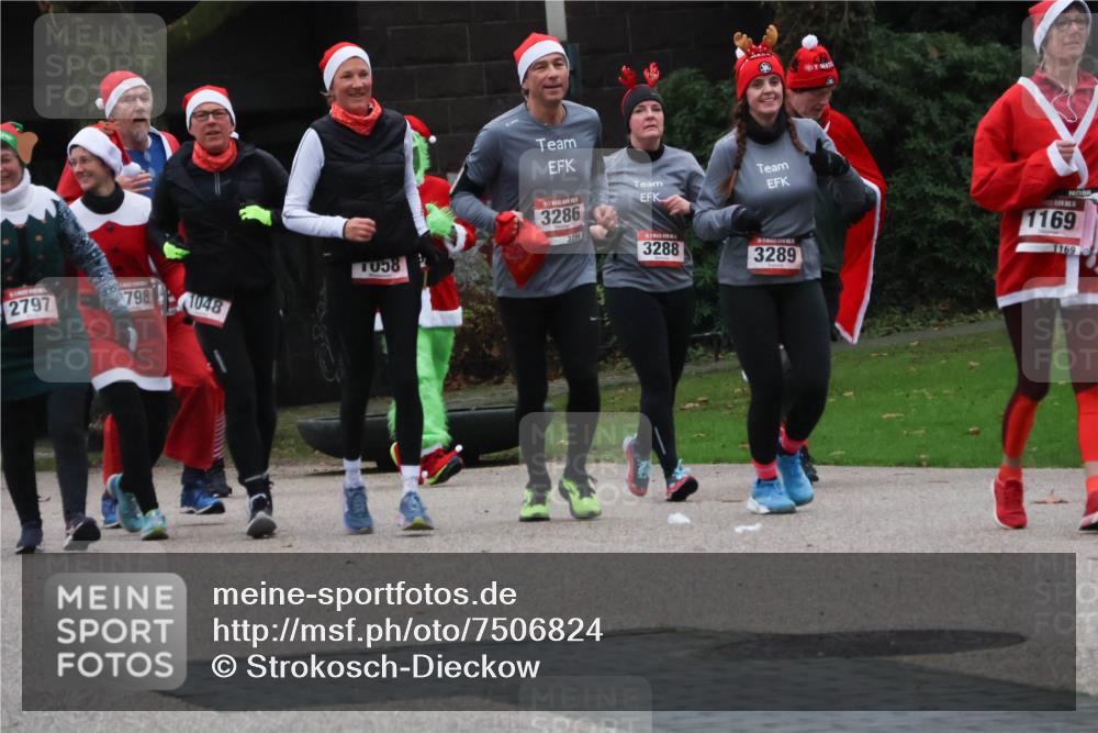 08.12.2024 - St. Pauli X-Mass-Run No. 14 Strokosch-Dieckow http://msf.ph/oto/7506824 08.12.2024 09:43:42 Laufen 2797, 798, 1048, 1058, 3286, 3285, 3288, 3289, 1169, 1169 meine-sportfotos.de