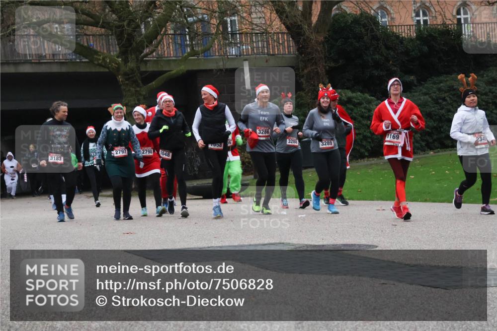 08.12.2024 - St. Pauli X-Mass-Run No. 14 Strokosch-Dieckow http://msf.ph/oto/7506828 08.12.2024 09:43:42 Laufen 3183, 3286, 1169, 3288, 09, 3289, 6911, 7058, 2797, 2798, 1048, 2346, 2301 meine-sportfotos.de