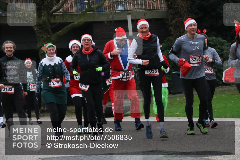 08.12.2024 - St. Pauli X-Mass-Run No. 14 Strokosch-Dieckow http://msf.ph/oto/7506835 08.12.2024 09:43:43 Laufen 444, 3183, 295, 2797, 1048, 32, 16, 1146, 1058, 3286, 3286, 8288 meine-sportfotos.de
