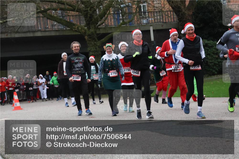08.12.2024 - St. Pauli X-Mass-Run No. 14 Strokosch-Dieckow http://msf.ph/oto/7506844 08.12.2024 09:43:44 Laufen 3123, 3183, 2798, 2797, 1048, 2953, 328, 16, 1146 meine-sportfotos.de
