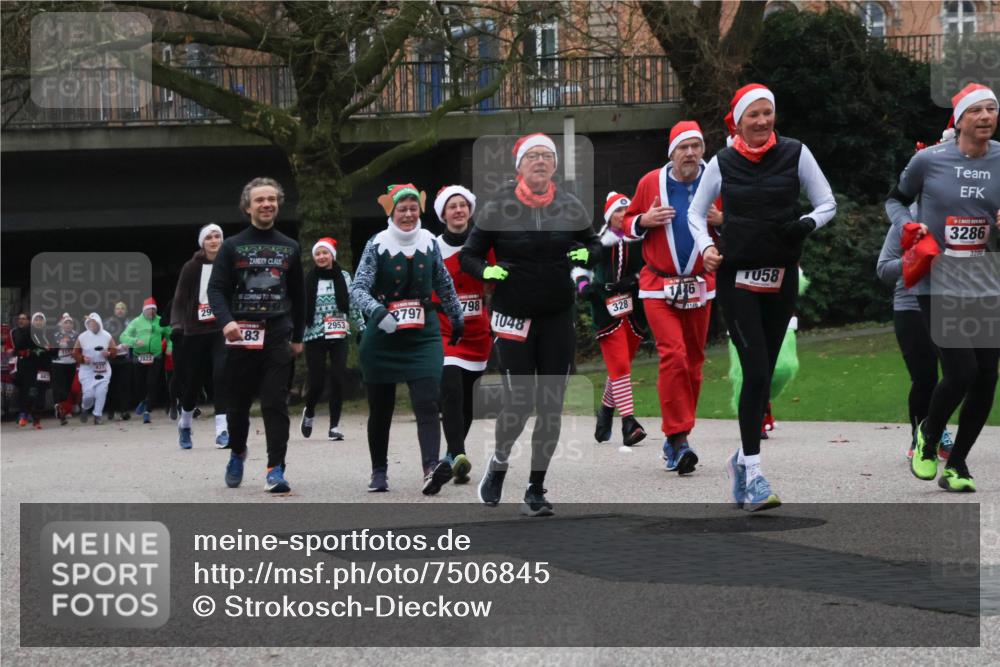 08.12.2024 - St. Pauli X-Mass-Run No. 14 Strokosch-Dieckow http://msf.ph/oto/7506845 08.12.2024 09:43:44 Laufen 2822, 437, 83, 058, 2797, 798, 16, 328, 2953, 1048, 3286, 3286 meine-sportfotos.de