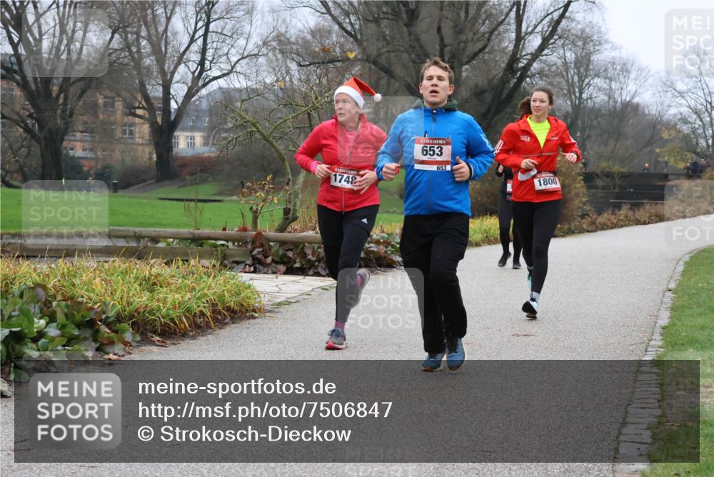 08.12.2024 - St. Pauli X-Mass-Run No. 14 Strokosch-Dieckow http://msf.ph/oto/7506847 08.12.2024 10:49:40 Laufen 1748, 14, 653, 653, 1800 meine-sportfotos.de