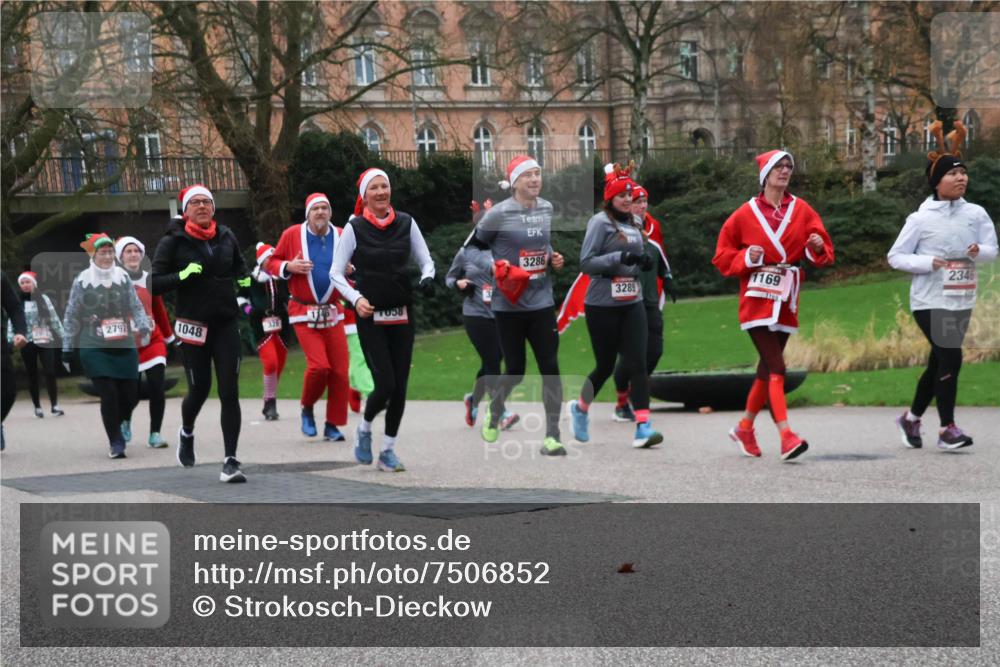08.12.2024 - St. Pauli X-Mass-Run No. 14 Strokosch-Dieckow http://msf.ph/oto/7506852 08.12.2024 09:43:45 Laufen 2797, 1048, 321, 1058, 3286, 3289, 1169, 1169, 2346 meine-sportfotos.de