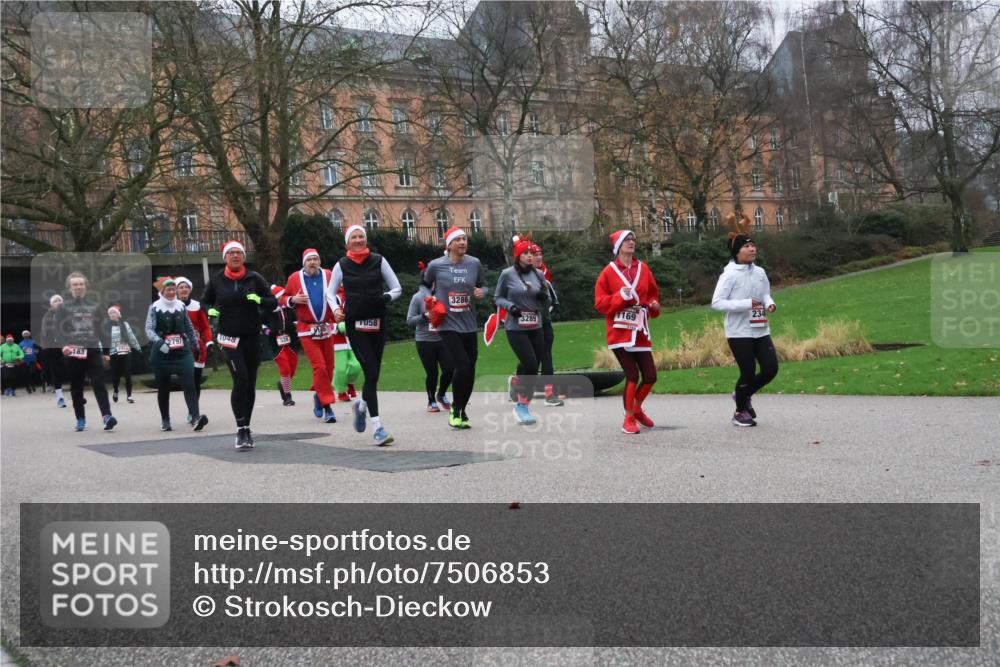08.12.2024 - St. Pauli X-Mass-Run No. 14 Strokosch-Dieckow http://msf.ph/oto/7506853 08.12.2024 09:43:45 Laufen 2797, 183, 1048, 3286, 058, 3289, 1169, 328, 234 meine-sportfotos.de