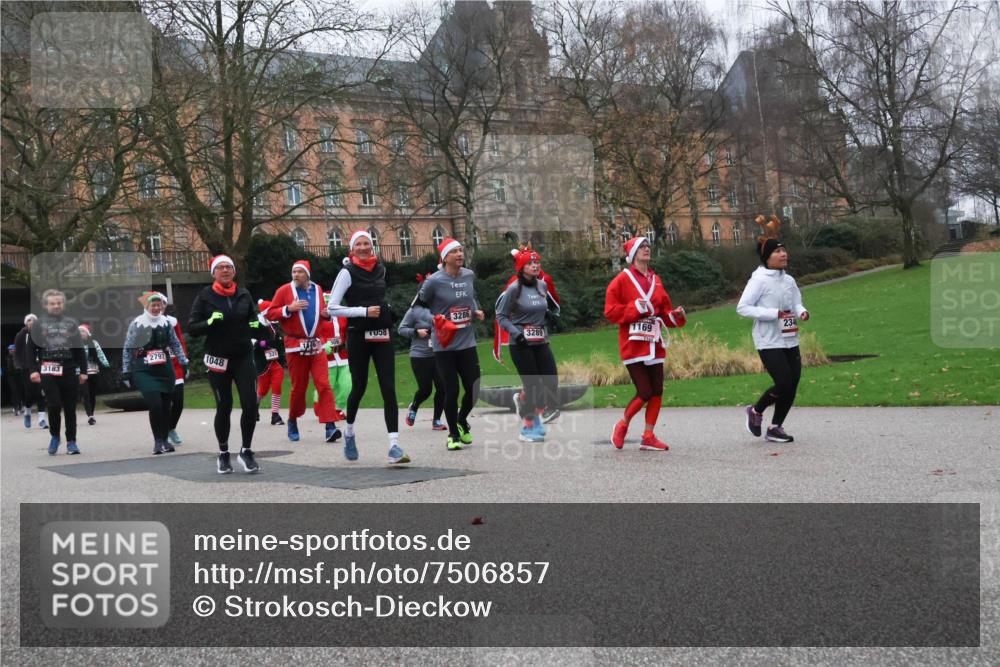 08.12.2024 - St. Pauli X-Mass-Run No. 14 Strokosch-Dieckow http://msf.ph/oto/7506857 08.12.2024 09:43:45 Laufen 3183, 2797, 1048, 058, 3286, 3289, 1169, 234 meine-sportfotos.de