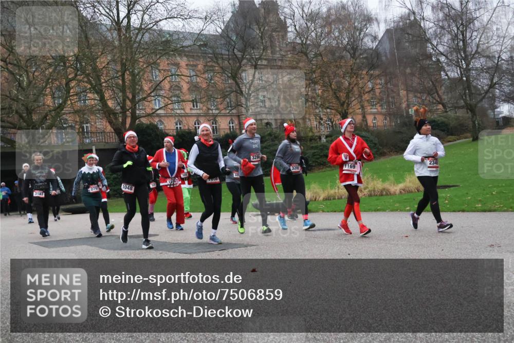 08.12.2024 - St. Pauli X-Mass-Run No. 14 Strokosch-Dieckow http://msf.ph/oto/7506859 08.12.2024 09:43:46 Laufen 3183, 2797, 1048, 3286, 3289, 1169, 2348 meine-sportfotos.de