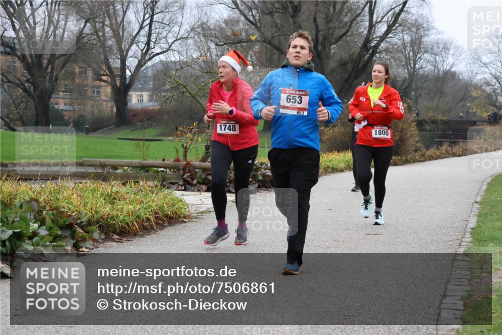 08.12.2024 - St. Pauli X-Mass-Run No. 14 Strokosch-Dieckow http://msf.ph/oto/7506861 08.12.2024 10:49:40 Laufen 1748, 653, 653, 1800 meine-sportfotos.de