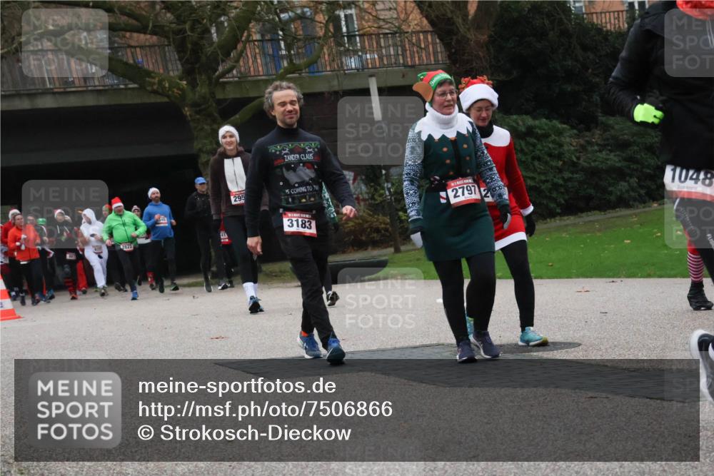 08.12.2024 - St. Pauli X-Mass-Run No. 14 Strokosch-Dieckow http://msf.ph/oto/7506866 08.12.2024 09:43:47 Laufen 41, 937, 2822, 295, 3183, 2797, 1048 meine-sportfotos.de