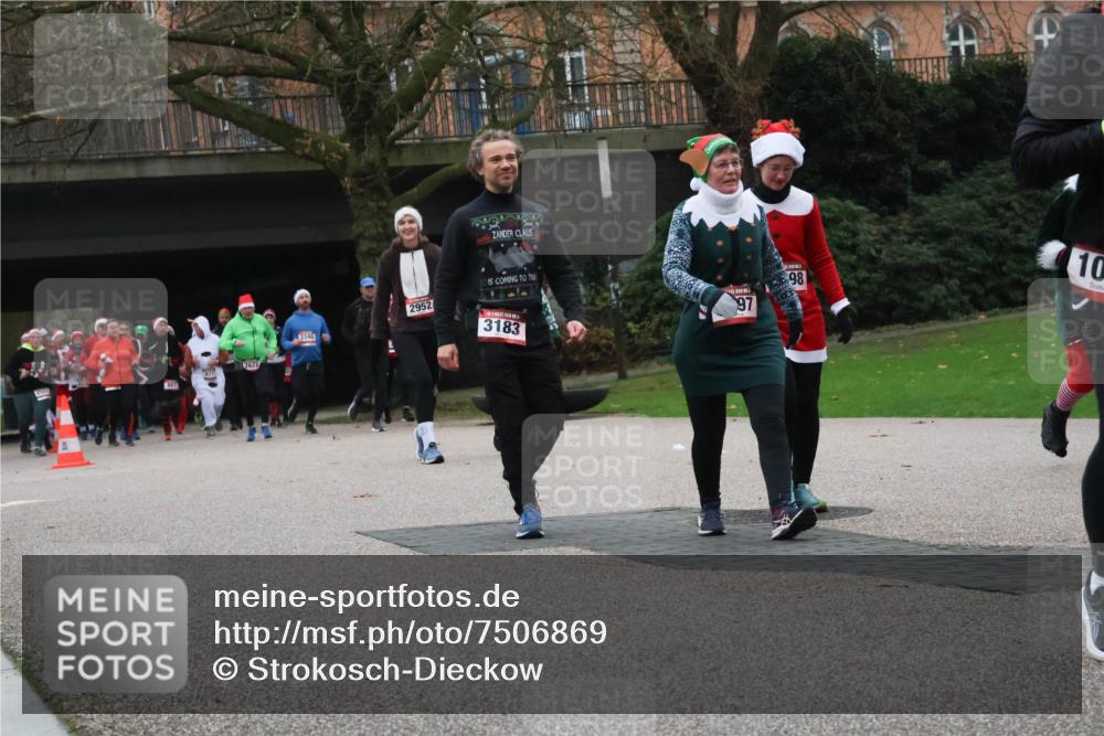 08.12.2024 - St. Pauli X-Mass-Run No. 14 Strokosch-Dieckow http://msf.ph/oto/7506869 08.12.2024 09:43:47 Laufen 3340, 2822, 2952, 70, 3183, 97, 98, 10 meine-sportfotos.de