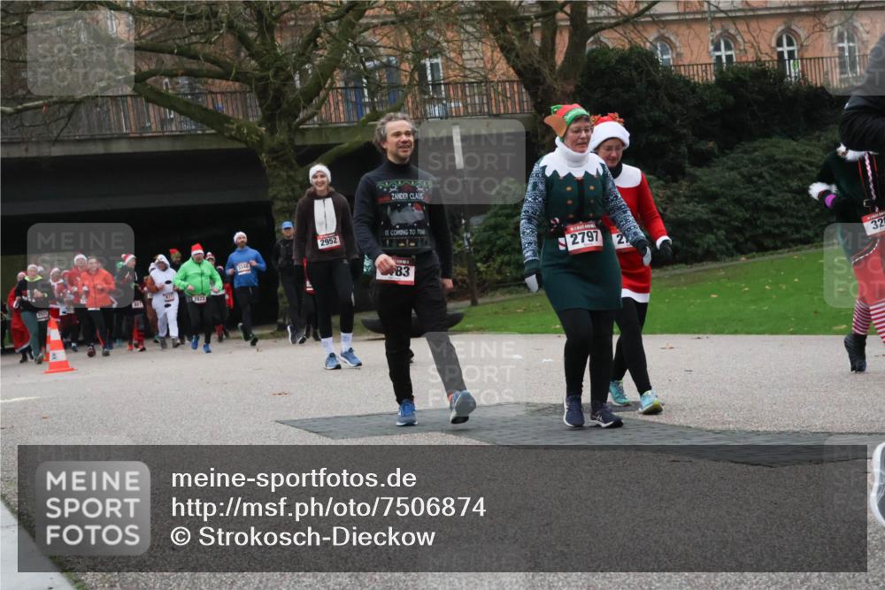08.12.2024 - St. Pauli X-Mass-Run No. 14 Strokosch-Dieckow http://msf.ph/oto/7506874 08.12.2024 09:43:47 Laufen 2822, 2952, 3340, 2797, 83, 328 meine-sportfotos.de