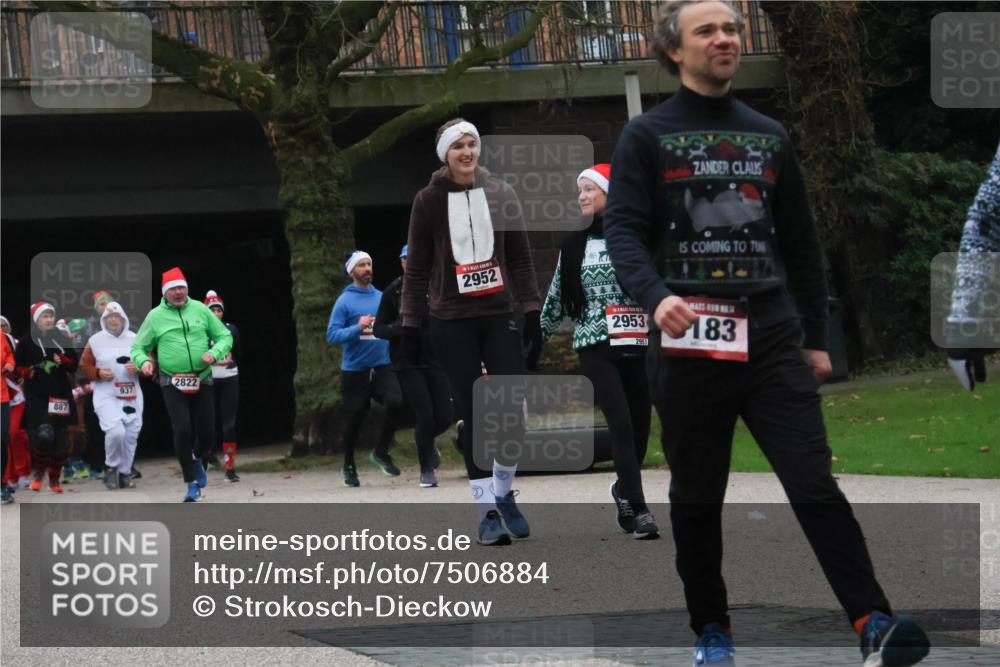 08.12.2024 - St. Pauli X-Mass-Run No. 14 Strokosch-Dieckow http://msf.ph/oto/7506884 08.12.2024 09:43:48 Laufen 887, 937, 2822, 2952, 2953, 2953, 183 meine-sportfotos.de
