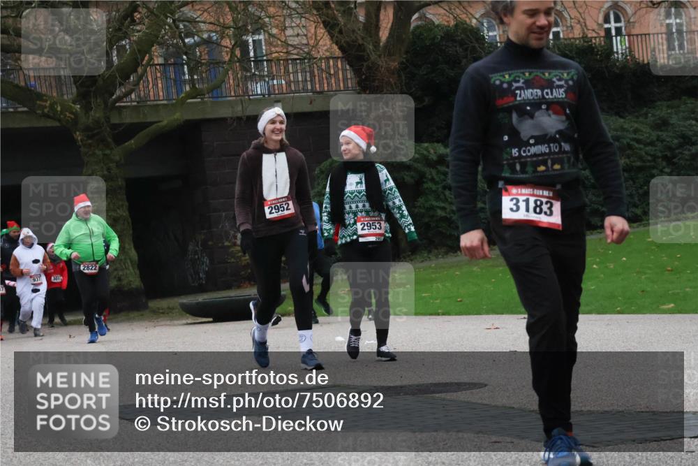 08.12.2024 - St. Pauli X-Mass-Run No. 14 Strokosch-Dieckow http://msf.ph/oto/7506892 08.12.2024 09:43:49 Laufen 937, 3011, 2822, 2952, 2953, 3183 meine-sportfotos.de