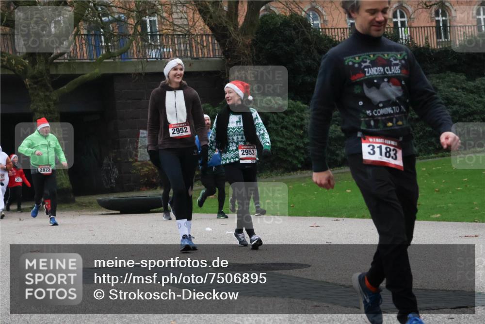 08.12.2024 - St. Pauli X-Mass-Run No. 14 Strokosch-Dieckow http://msf.ph/oto/7506895 08.12.2024 09:43:50 Laufen 37, 301, 2822, 2952, 2953, 3183 meine-sportfotos.de