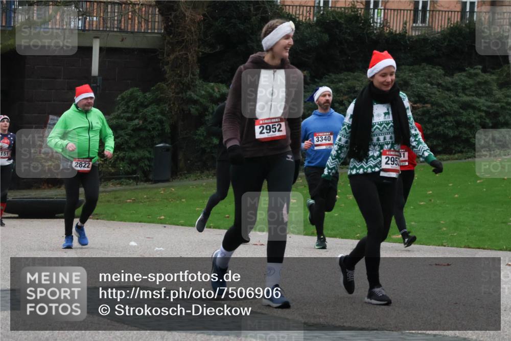 08.12.2024 - St. Pauli X-Mass-Run No. 14 Strokosch-Dieckow http://msf.ph/oto/7506906 08.12.2024 09:43:51 Laufen 151, 2822, 2952, 3340, 3340, 295 meine-sportfotos.de