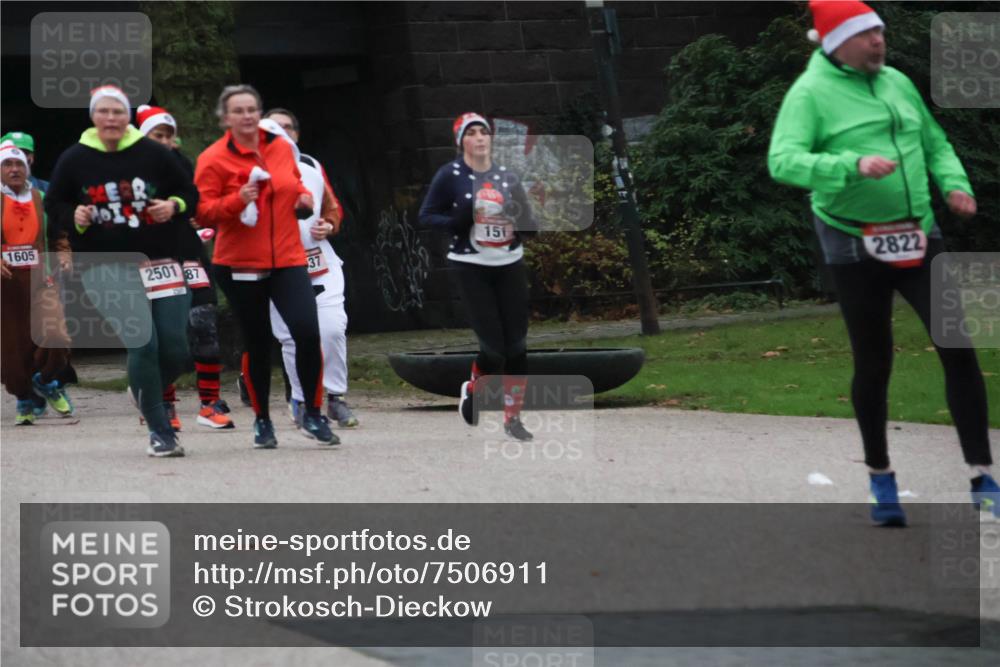 08.12.2024 - St. Pauli X-Mass-Run No. 14 Strokosch-Dieckow http://msf.ph/oto/7506911 08.12.2024 09:43:52 Laufen 1605, 2501, 87, 37, 151, 2822 meine-sportfotos.de