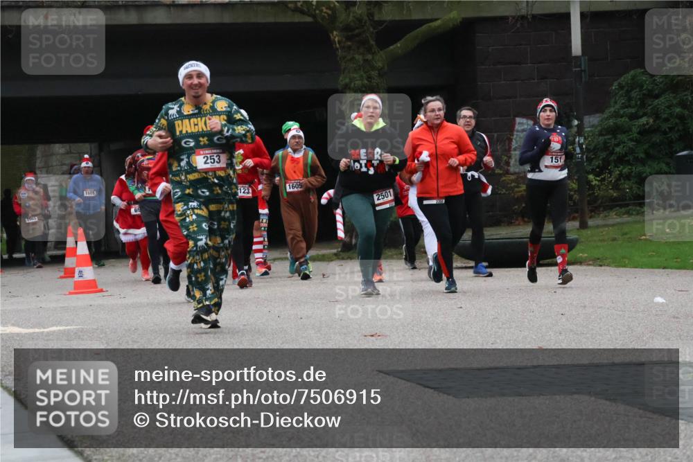 08.12.2024 - St. Pauli X-Mass-Run No. 14 Strokosch-Dieckow http://msf.ph/oto/7506915 08.12.2024 09:43:53 Laufen 03, 1609, 253, 123, 1605, 2501, 250, 2350, 151 meine-sportfotos.de