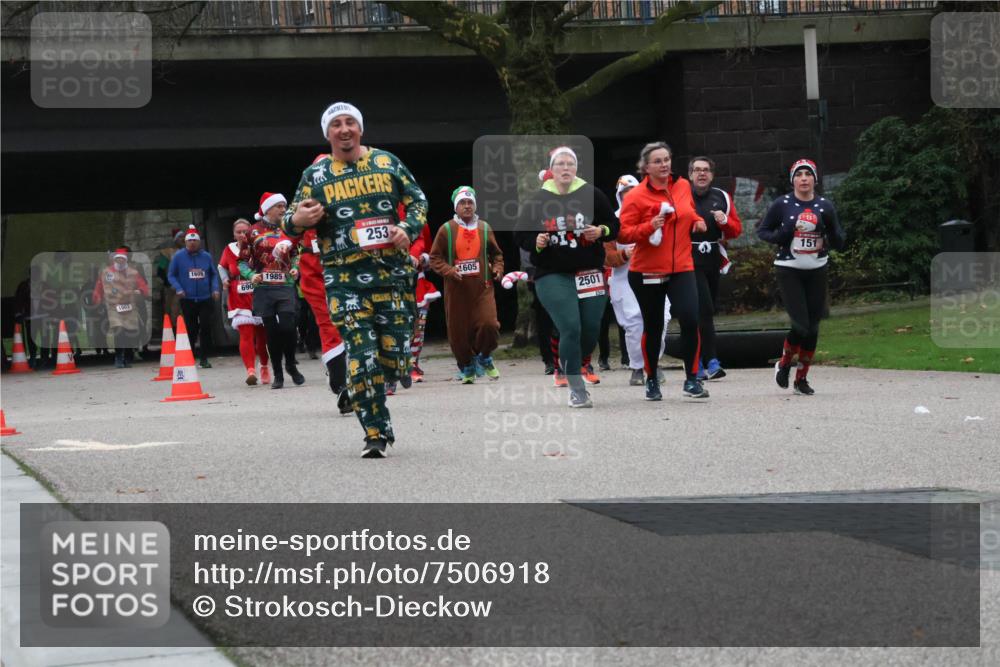 08.12.2024 - St. Pauli X-Mass-Run No. 14 Strokosch-Dieckow http://msf.ph/oto/7506918 08.12.2024 09:43:53 Laufen 1003, 253, 1609, 1985, 690, 605, 2501, 151 meine-sportfotos.de