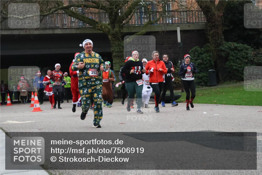 08.12.2024 - St. Pauli X-Mass-Run No. 14 Strokosch-Dieckow http://msf.ph/oto/7506919 08.12.2024 09:43:53 Laufen 1003, 1609, 1985, 69, 253, 414, 1605, 2501, 93, 151 meine-sportfotos.de
