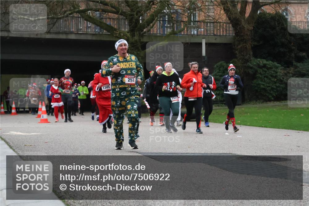 08.12.2024 - St. Pauli X-Mass-Run No. 14 Strokosch-Dieckow http://msf.ph/oto/7506922 08.12.2024 09:43:54 Laufen 690, 985, 253, 1385, 151, 2501 meine-sportfotos.de