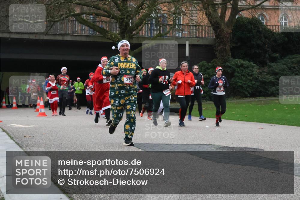 08.12.2024 - St. Pauli X-Mass-Run No. 14 Strokosch-Dieckow http://msf.ph/oto/7506924 08.12.2024 09:43:54 Laufen 690, 385, 1385, 253, 414, 2501, 151 meine-sportfotos.de