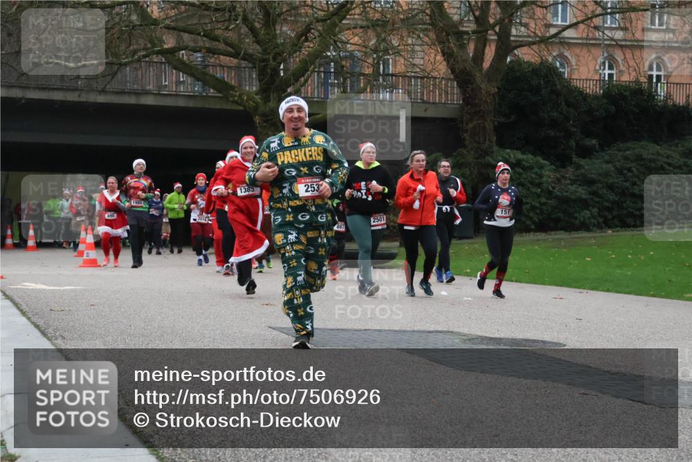 08.12.2024 - St. Pauli X-Mass-Run No. 14 Strokosch-Dieckow http://msf.ph/oto/7506926 08.12.2024 09:43:54 Laufen 690, 1985, 2016, 1385, 253, 444, 887, 2501, 151 meine-sportfotos.de