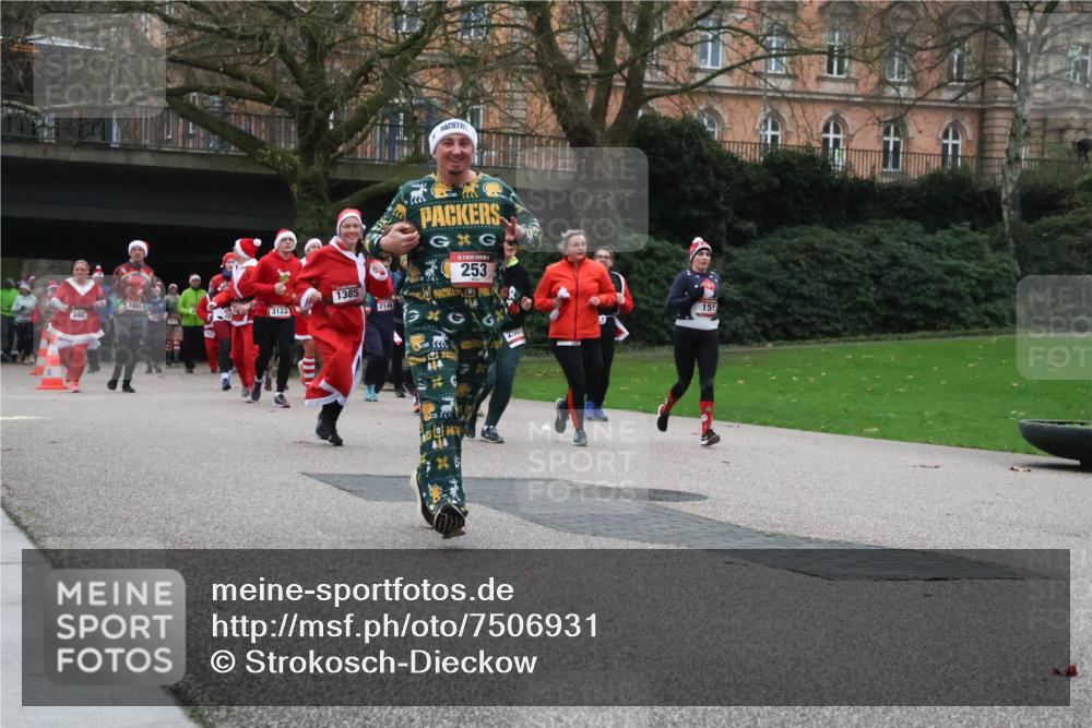 08.12.2024 - St. Pauli X-Mass-Run No. 14 Strokosch-Dieckow http://msf.ph/oto/7506931 08.12.2024 09:43:55 Laufen 1985, 3123, 690, 1385, 2146, 253, 2501, 15 meine-sportfotos.de