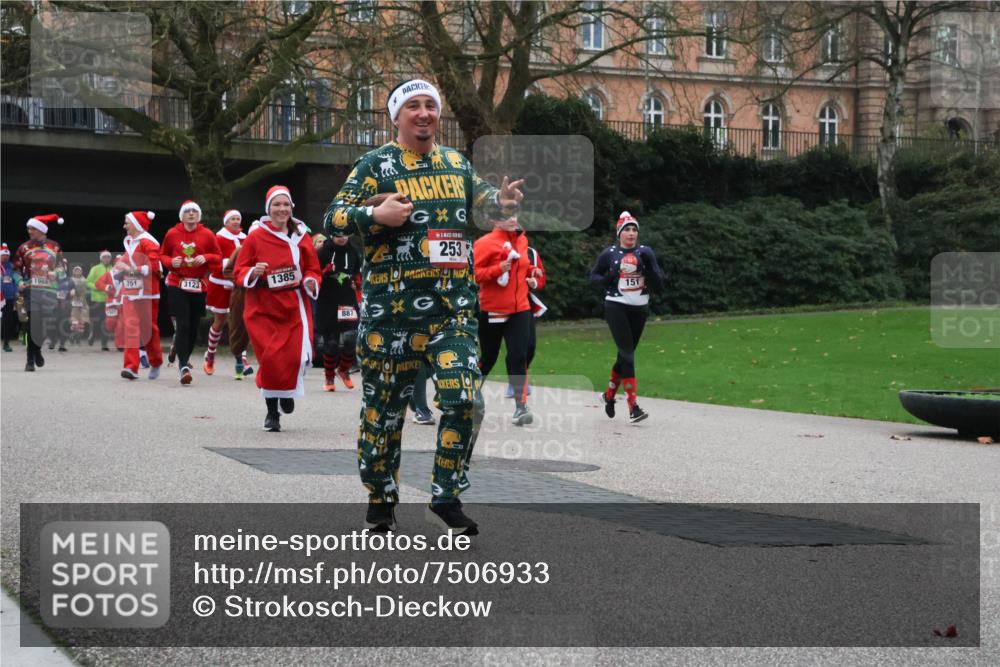 08.12.2024 - St. Pauli X-Mass-Run No. 14 Strokosch-Dieckow http://msf.ph/oto/7506933 08.12.2024 09:43:55 Laufen 1985, 751, 3123, 1385, 887, 117, 253, 151 meine-sportfotos.de