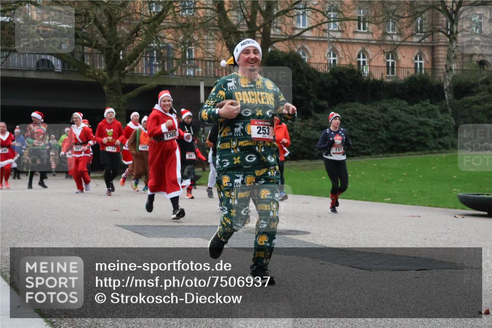 08.12.2024 - St. Pauli X-Mass-Run No. 14 Strokosch-Dieckow http://msf.ph/oto/7506937 08.12.2024 09:43:55 Laufen 751, 3123, 1605, 1385, 887, 253, 151 meine-sportfotos.de