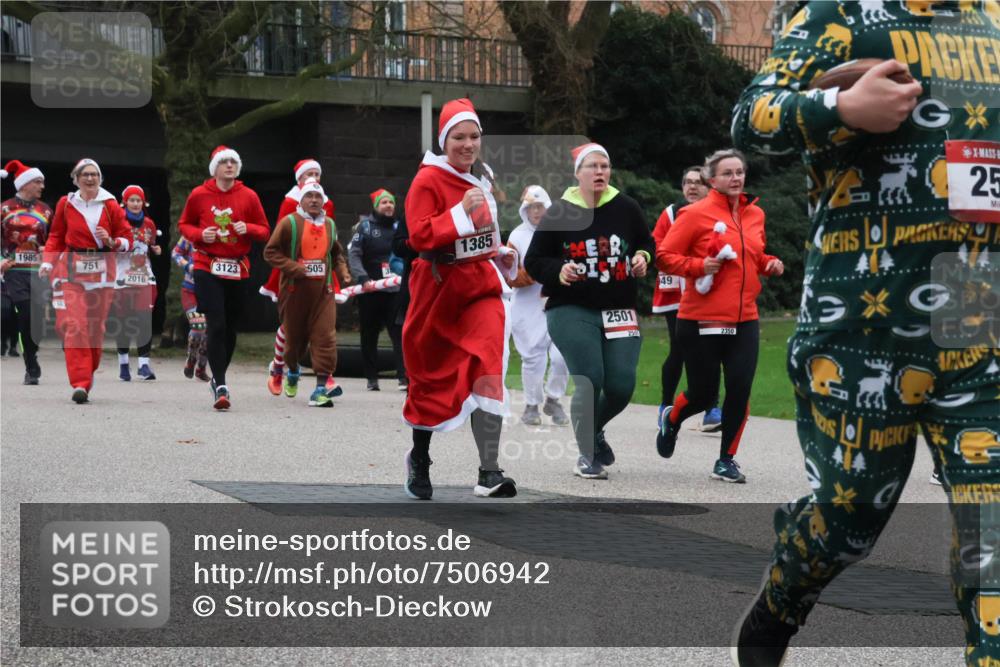 08.12.2024 - St. Pauli X-Mass-Run No. 14 Strokosch-Dieckow http://msf.ph/oto/7506942 08.12.2024 09:43:56 Laufen 1385, 1985, 751, 3123, 505, 2016, 2501, 2501, 49, 2350, 25, 414 meine-sportfotos.de