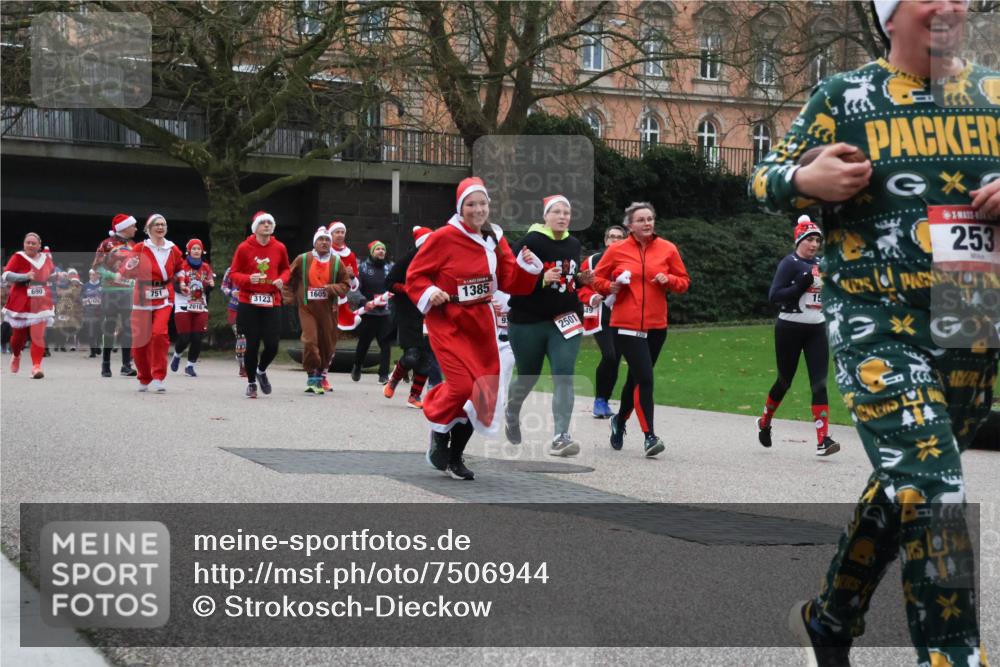 08.12.2024 - St. Pauli X-Mass-Run No. 14 Strokosch-Dieckow http://msf.ph/oto/7506944 08.12.2024 09:43:56 Laufen 85, 690, 751, 1605, 1385, 3123, 2016, 2501, 49, 15, 253 meine-sportfotos.de